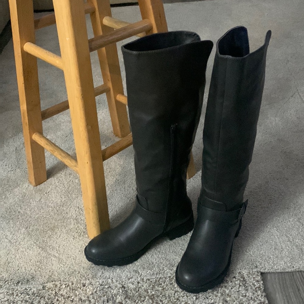 Dark gray boots 👢